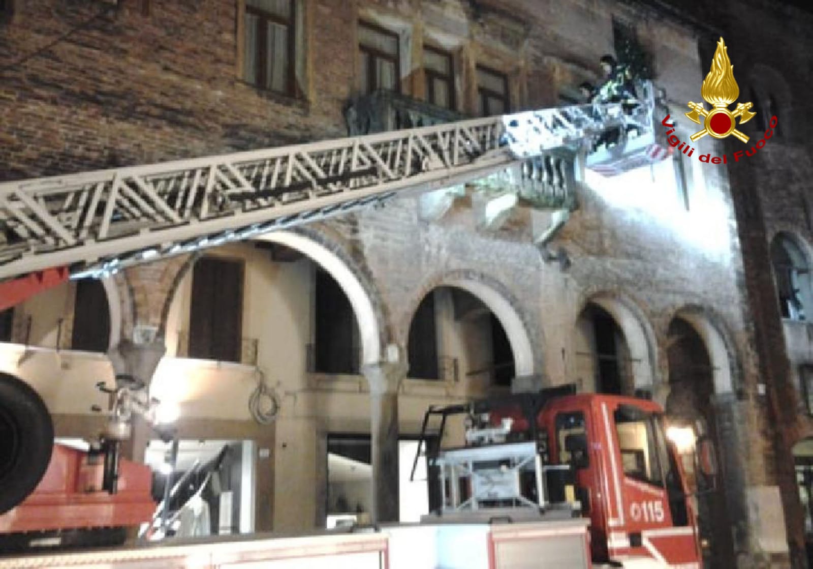 PADOVA: CADONO PEZZI DI CORNICIONE IN VIA SANTA LUCIA, VIGILI DEL FUOCO AL LAVORO